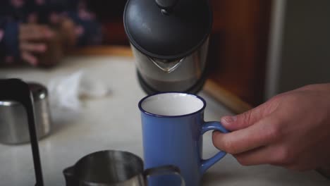 Slowmo---Frischen-Schwarzen-Kaffee-Aus-Der-Französischen-Presse-In-Eine-Blaue-Keramiktasse-Gießen