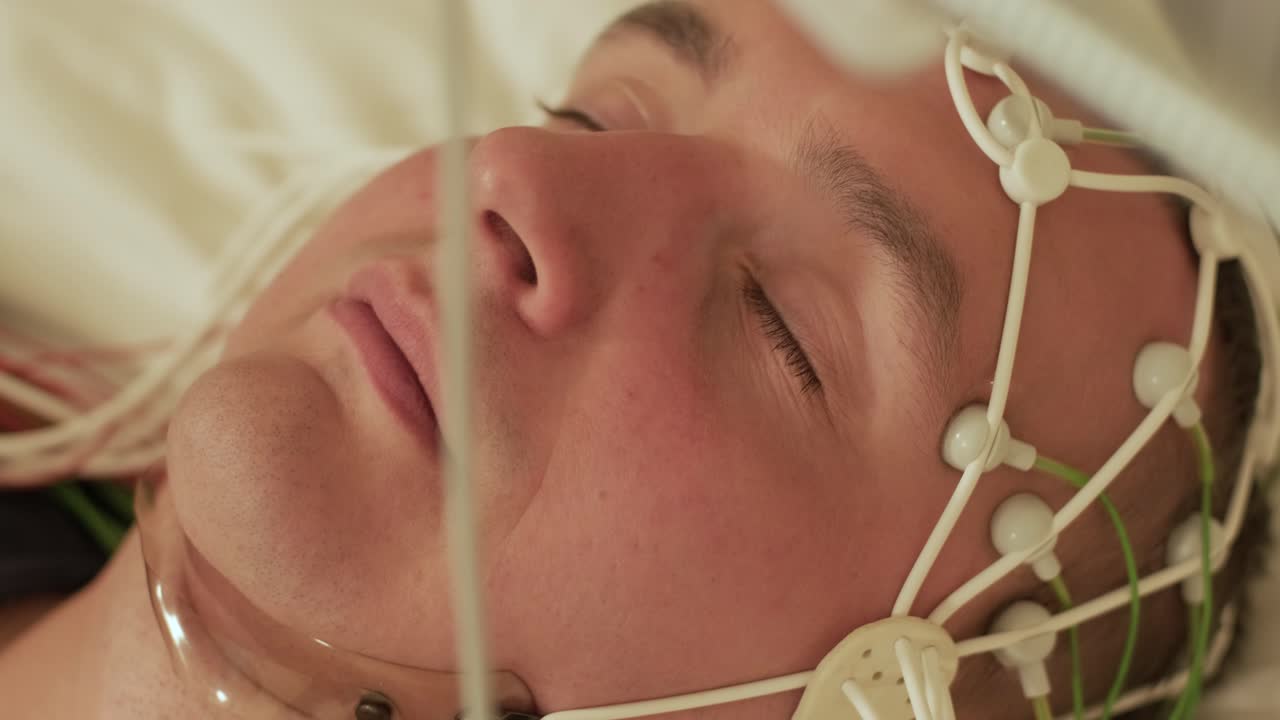 pruebas cerebrales del paciente utilizando la encefalografía en el centro médico