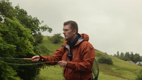 Primer-Plano-De-Un-Pescador-Con-Mosca-Lanzando-Varias-Veces-A-Un-Arroyo-En-Escocia