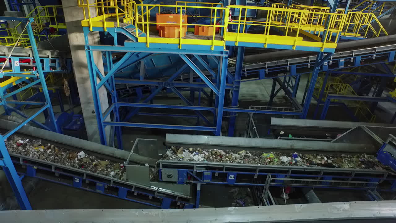 쓰레기를 자동으로 분류하는 재활용 공장의 컨베이어 벨트 조감도