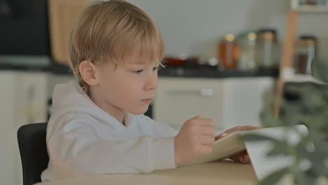 Kleiner-Junge-Mit-Einem-Tablet-Zu-Hause