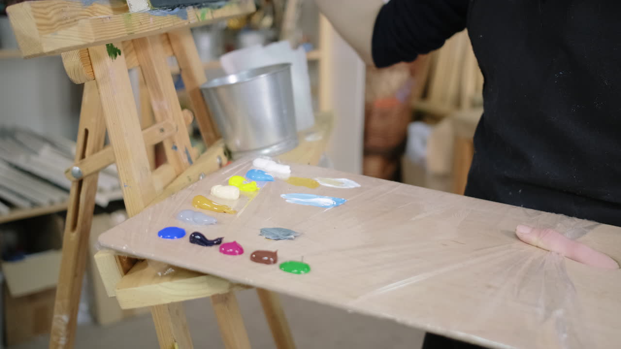 미술 스튜디오에서 그림을 그리는 예술가