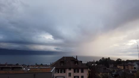 Zeitraffer-Des-Genfersees-Mit-Wechselndem-Wetter:-Ein-Paar-Sonnenstrahlen-Und-Am-Ende-Ein-Bewölkter-Himmel