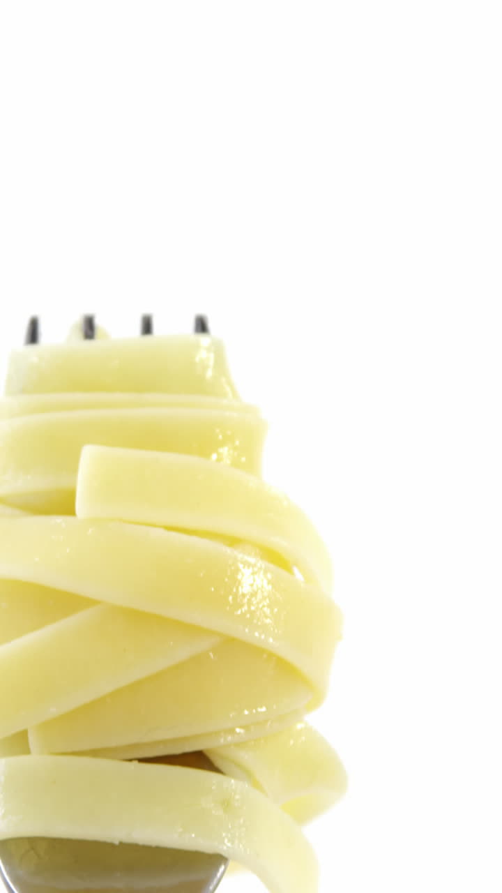 primer plano de la pasta cocida en el tenedor