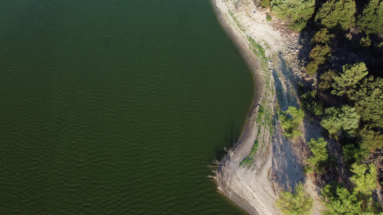 песчаный пляж побережье озера хемет с густым лесом