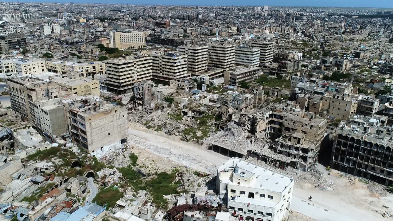 Un quartiere di Aleppo. Si possono vedere i tetti degli edifici nella città siriana in rovina - veduta aerea con drone 4K.