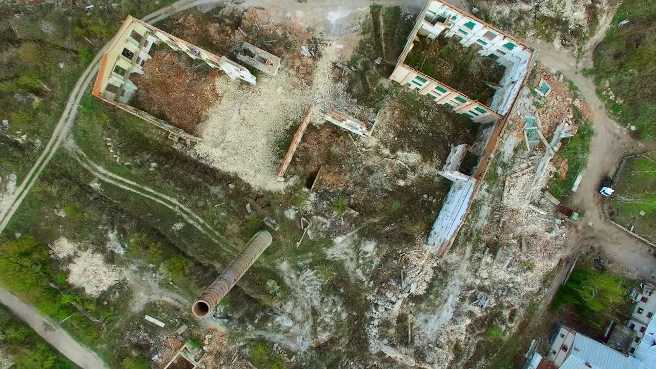 vista aérea de una fábrica destruida. restos de edificios 05