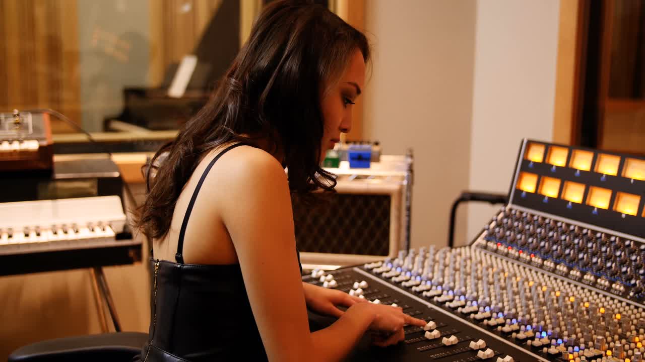 사운드  ⁇ 서를 사용하는 여성 오디오 엔지니어