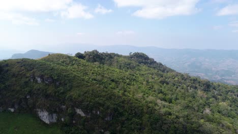 Luftaufnahmen-über-Den-Alpenregionen-Im-Norden-Thailands