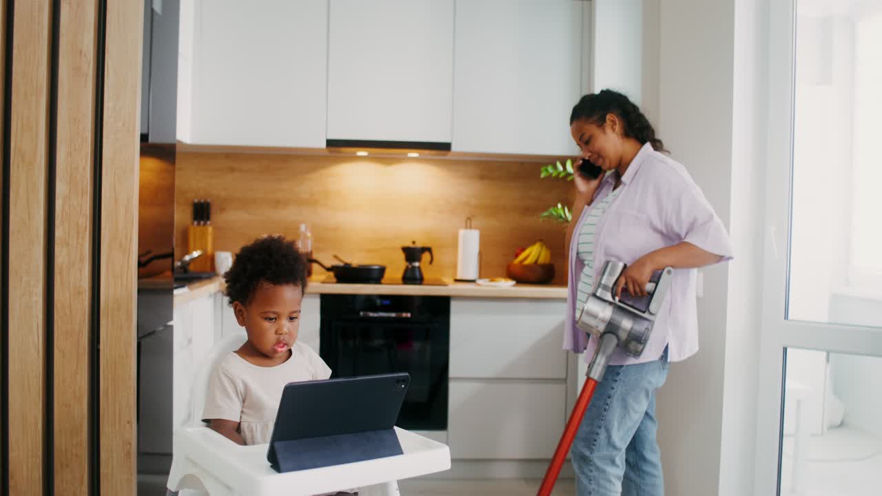 부에서 바쁜 엄마와 아기