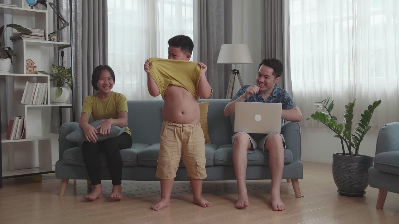 집에서 가족 즐거움