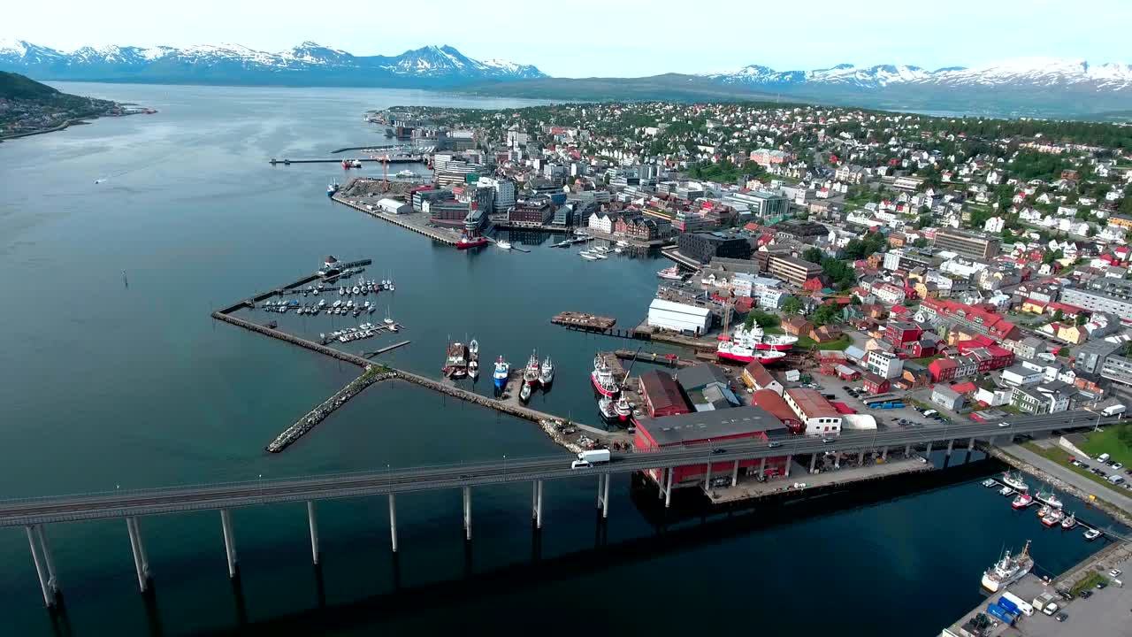 puente de la ciudad de tromsø, noruega imágenes aéreas