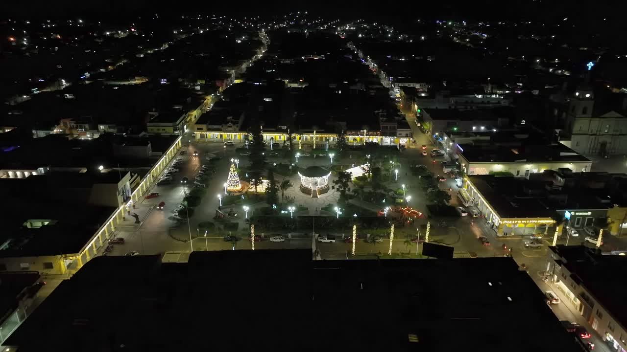 tiro de drone de decoraciones navideñas. parque jardín principal