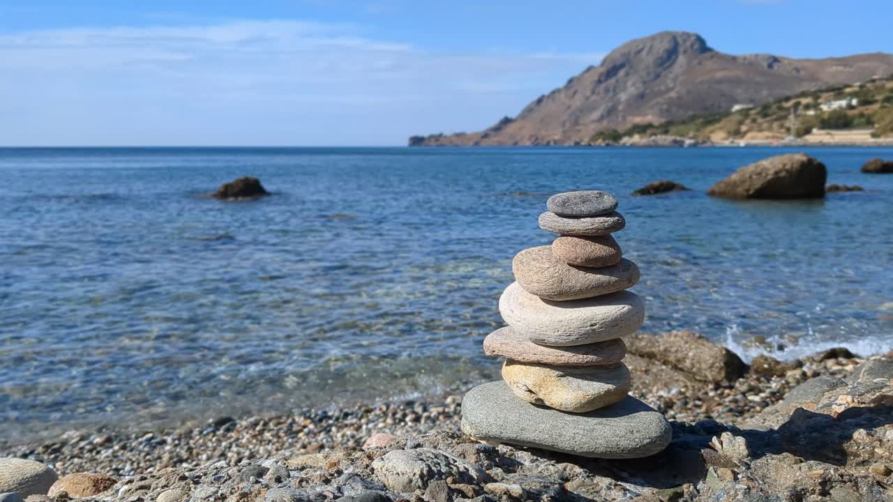 Stenhög på stranden vid havet, lugn, harmoni och balans