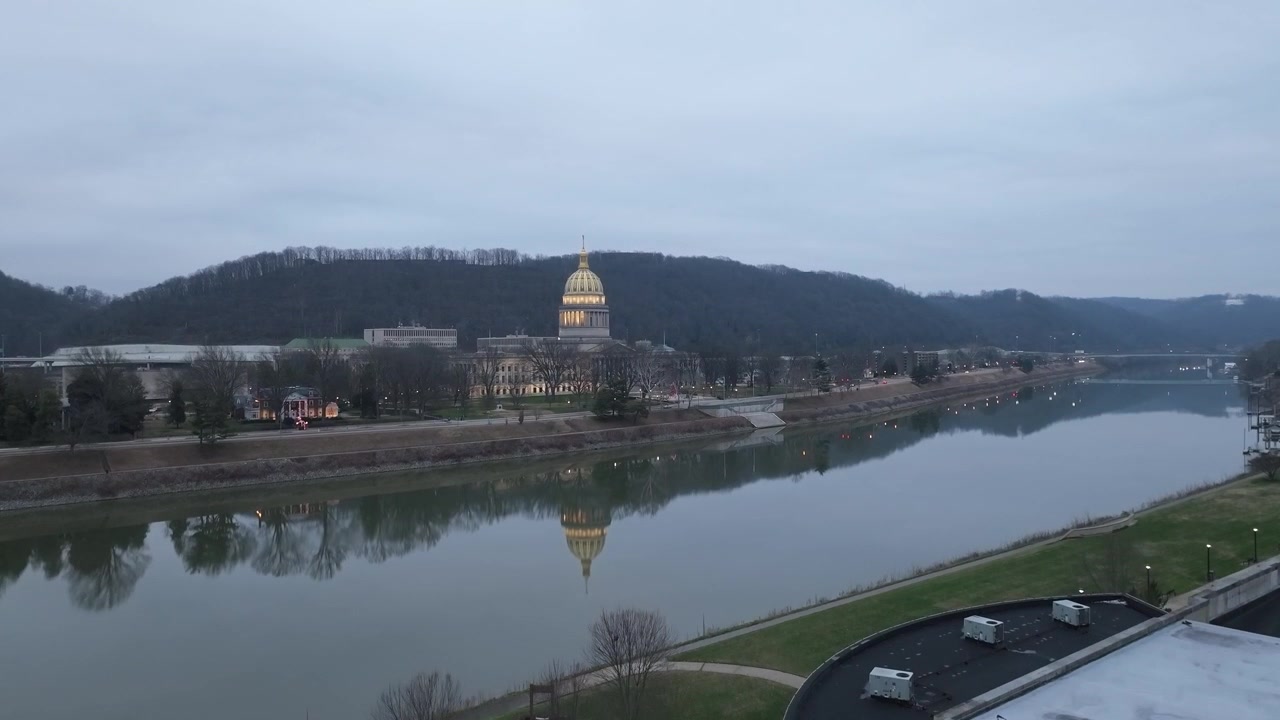 Campidoglio dello stato della Virginia Occidentale all'alba a Charleston, Virginia Occidentale, con video drone in ascesa