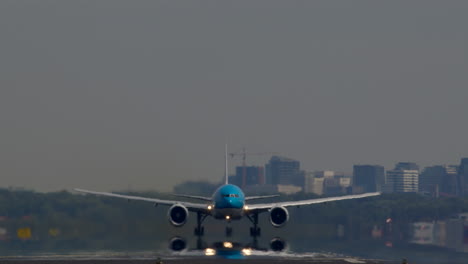 aterrizaje o despegue del avión en el aeropuerto de schiphol