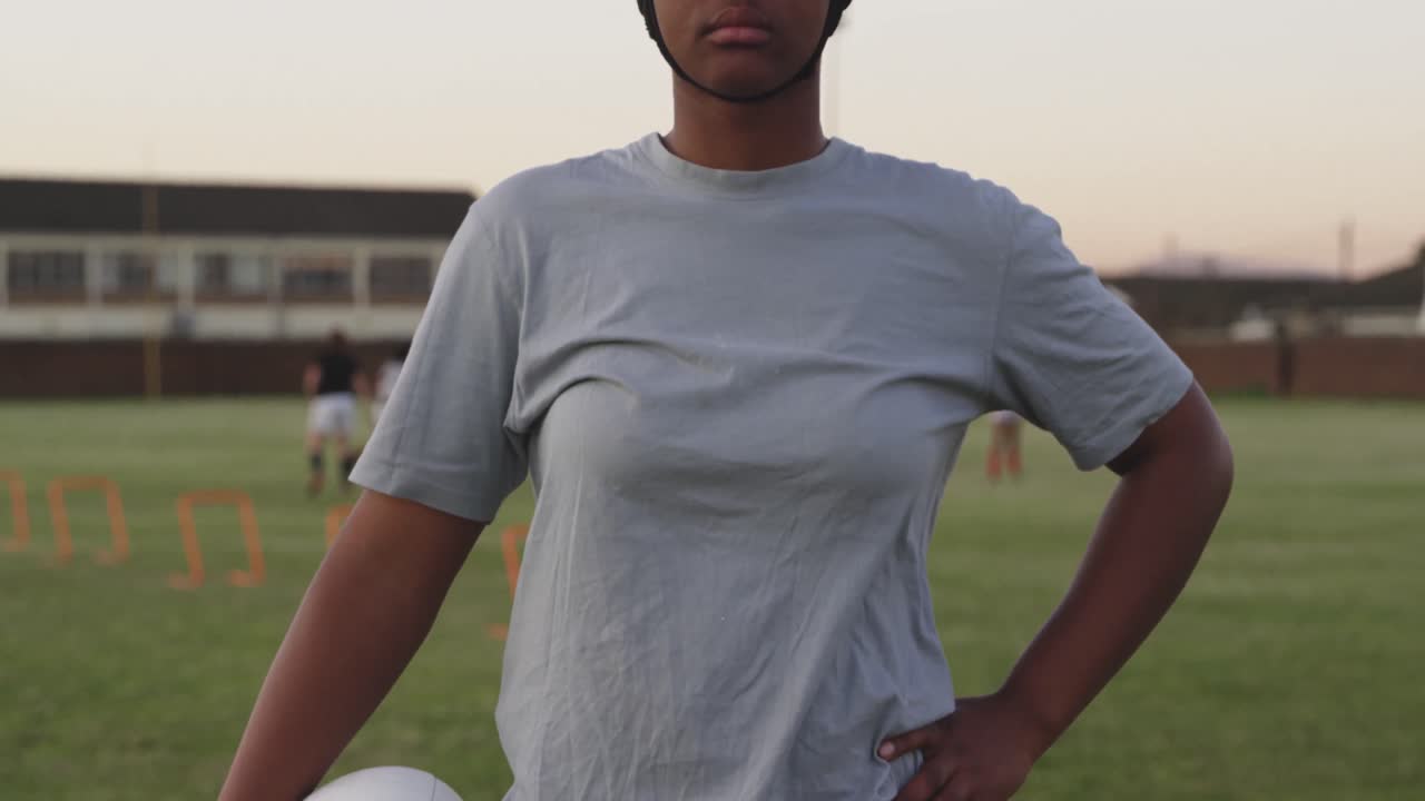 retrato de una joven adulta jugadora de rugby en un campo de rugby