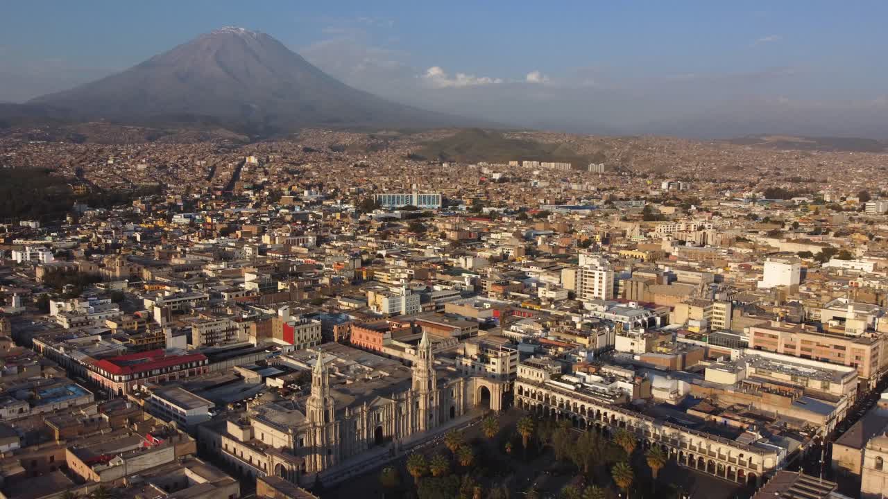 Vista aérea de la Ciudad de Arequipa con el Volcán Misti en Perú.
