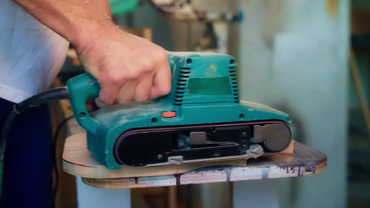 hombre usando una licuadora de correa en madera