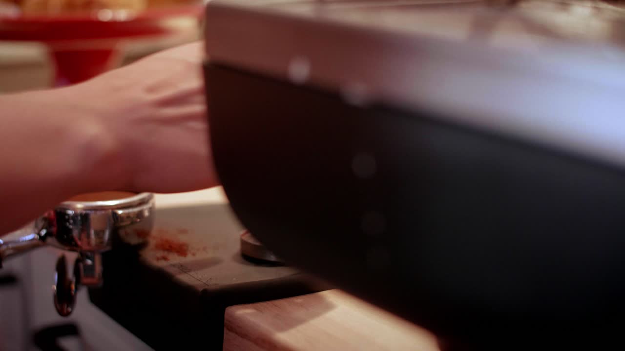 바리스타가 신선한  ⁇ 은 커피를  ⁇ 고 있습니다.