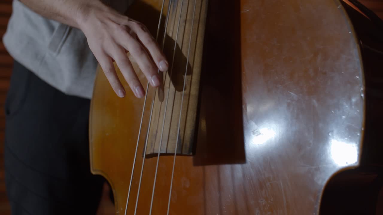 Man standing up a double bass in professional recording studio - Professional studio - 4K at 60fps (slowmotion) - Professional audio vibes