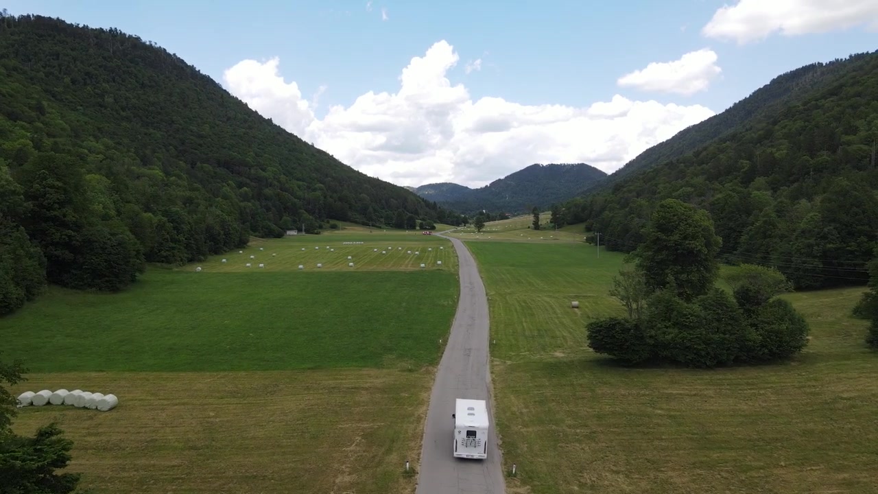 Caravan in viaggio d'estate. Viaggio in famiglia in Europa con un furgone tra le montagne