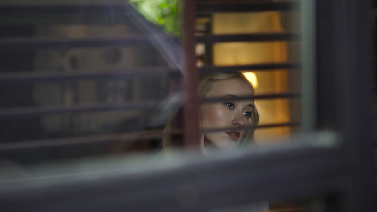 mujer mirando por la ventana