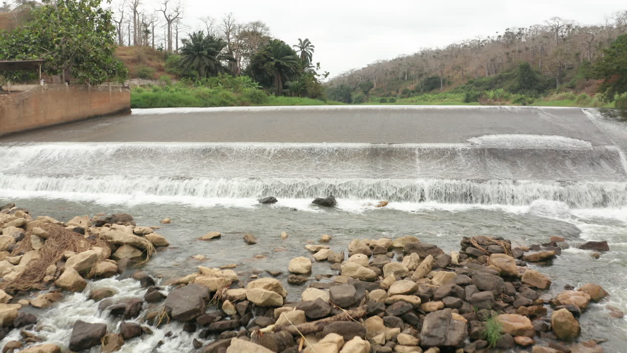 아프리카 앙골라의 강가에 있는 댐, 강을 건너 앞으로 여행 9