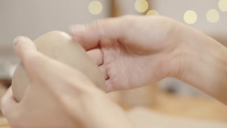 인식 할 수 없는 도자기의 손으로 손으로 만든 점토 그의 표면을 부드럽게합니다.