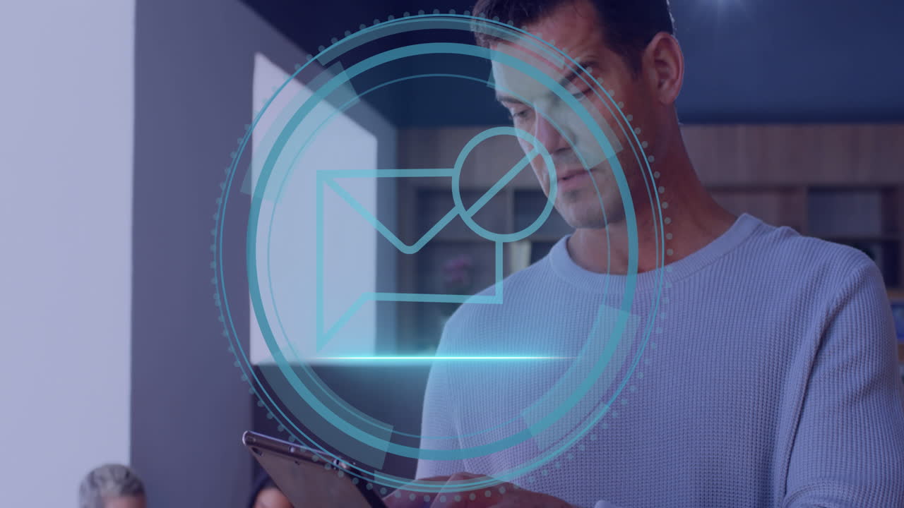 animación del icono del sobre procesamiento de datos sobre empresario caucásico en la oficina