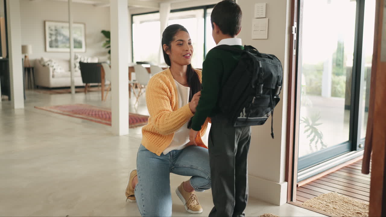 집, 엄마와 아이가 학교에 갈 준비가 되어 있습니다.