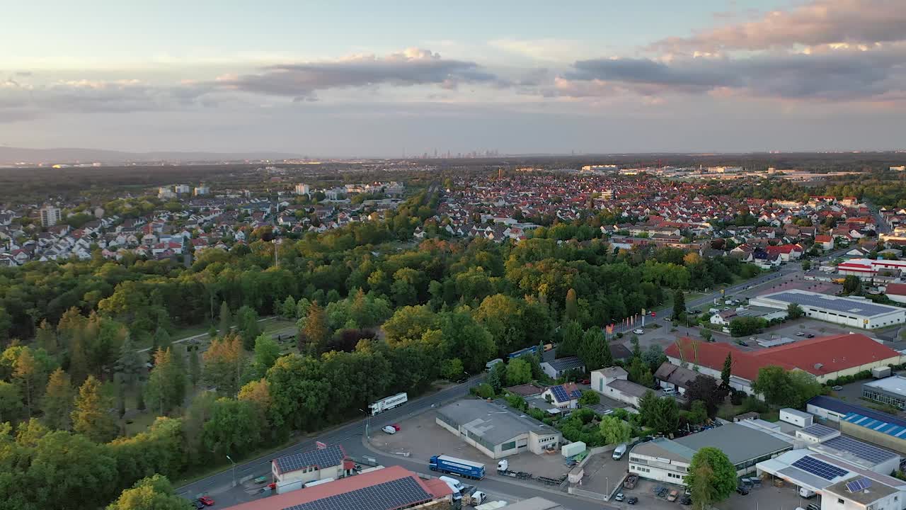 독일의 작은 도시인 모르펠덴-발도르프의 드론 영상과 프랑크푸르트의 스카이라인이 배경입니다.