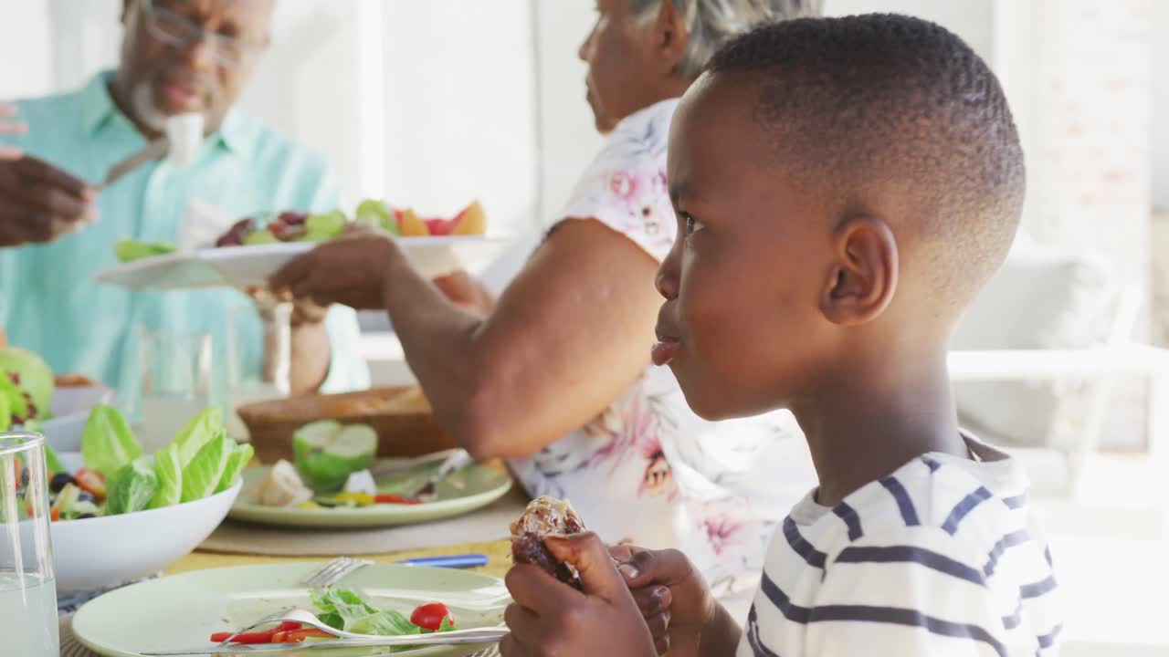 Video di famiglia afroamericana che trascorre del tempo insieme e cena all'aperto