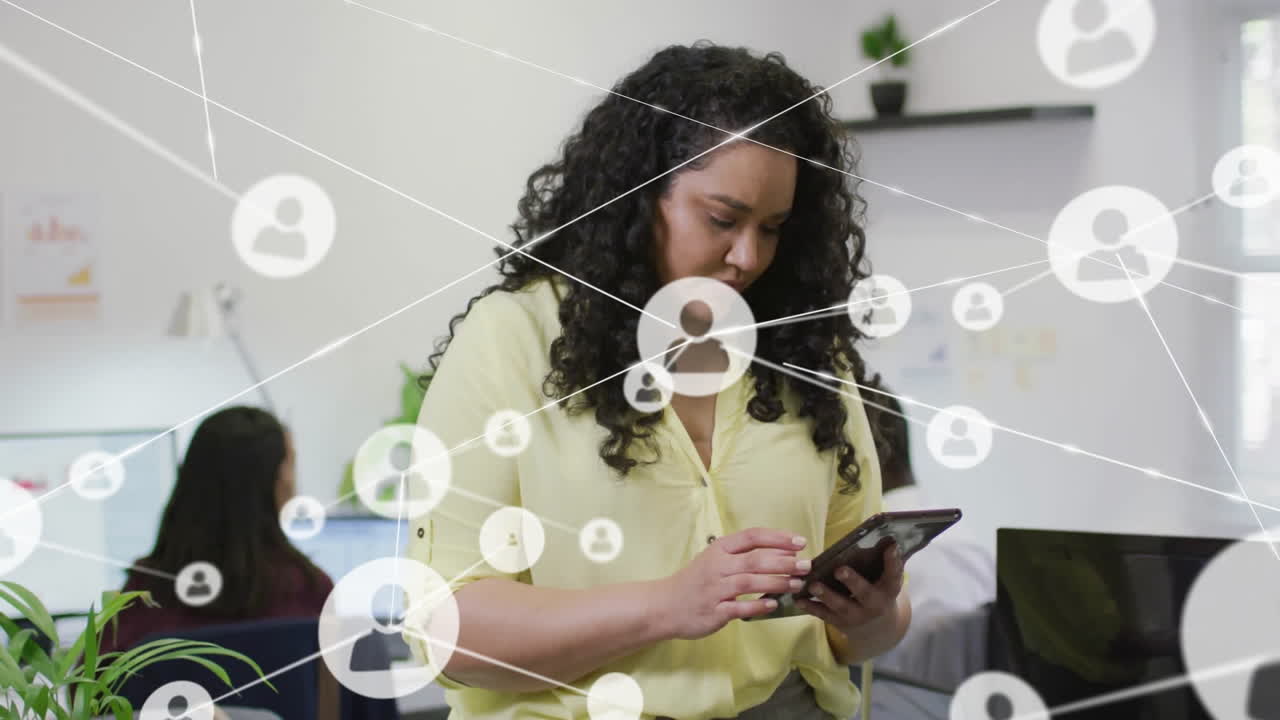 animación de la red de conexiones con personas iconos sobre mujer de negocios biracial usando tableta