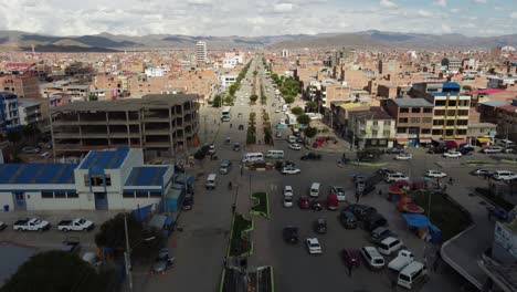 paso aéreo: tráfico de vehículos caótico en el amplio bulevar en oruro, bolivia