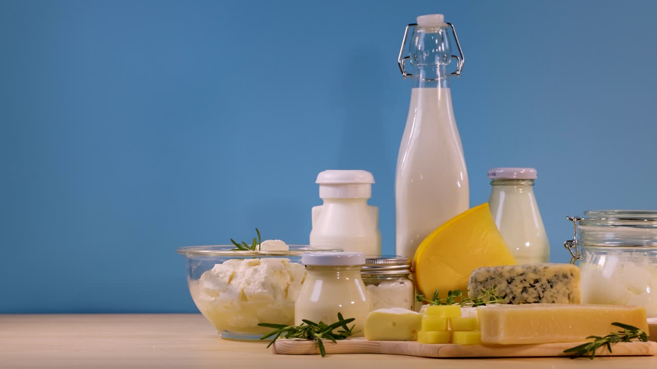 테이블 에 배열 된 여러 가지 유제품