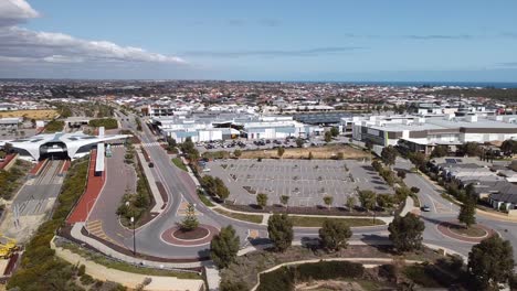 Vista-Panorámica-Aérea-De-La-Estación-De-Tren-Butler-Sobre-El-Suburbio-De-Perth