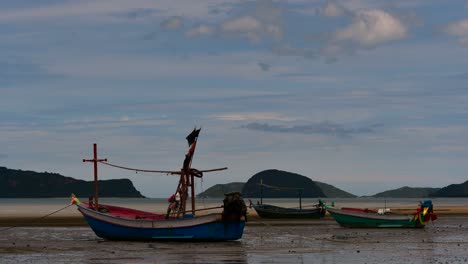 Los-Barcos-De-Pesca-Que-Amarran-En-La-Marea-Baja-Generalmente-Se-Ven-Como-Parte-De-Un-Romántico-Paisaje-Marino-Provincial-Del-Parque-Nacional-Khao-Sam-Roi-Yot,-Prachuap-Khiri-Khan,-En-Tailandia