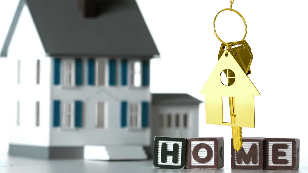 텍스트 홈과 금색 집 모양의 나무 블록의 애니메이션과 키 오버 하우스