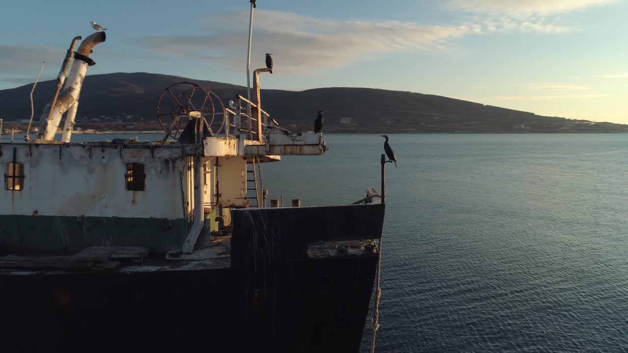 바다 에서 버려진 선박 파손