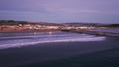 Espectacular-Toma-De-Drones-De-Las-Olas-De-La-Playa-De-Pismo-Rompiendo-En-La-Orilla-Al-Atardecer