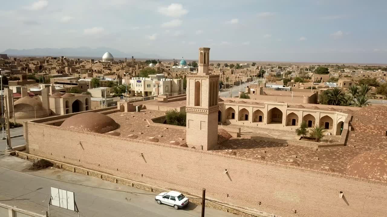 diseño en cascada de la torre de captura de viento en el desierto diseño de arquitectura climática en oriente medio asia irán en yazd ciudad vieja de aqda en la hora dorada hora del atardecer en la temporada de verano viaje a la ruta de la seda viaje a arabia saudita