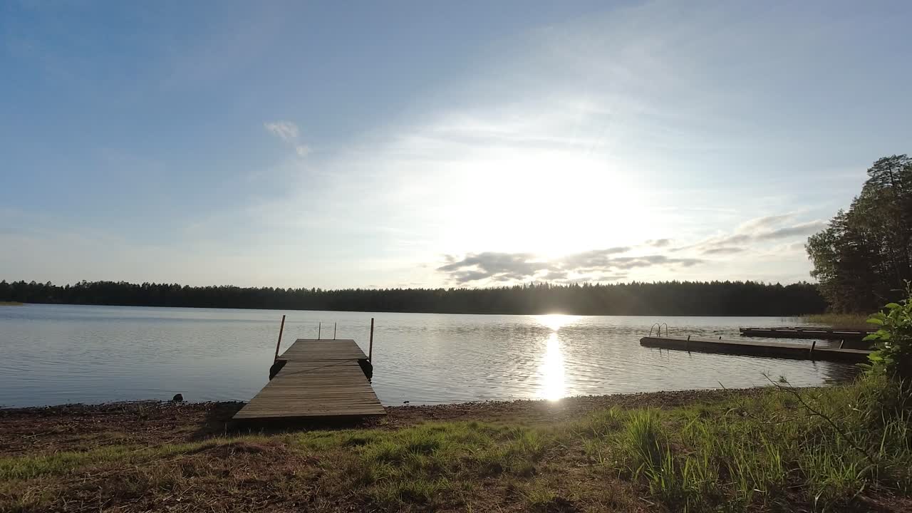 Time lapse di nuvole su un lago immobile.