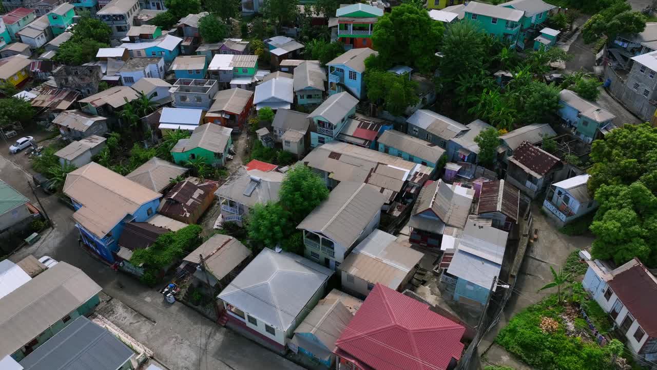 다채롭고 밀집된 집들은 은 도로가 있는 활기찬 주거 지역을 형성합니다.