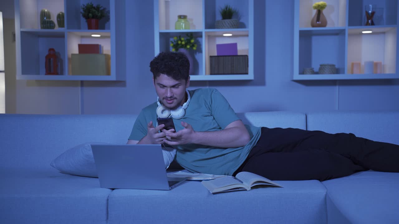 el hombre que envía mensajes por teléfono por la noche es infeliz y triste.