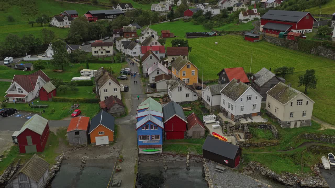 Noors fjorddorp Undredal vastgelegd met een drone, omgeven door ruige bergen