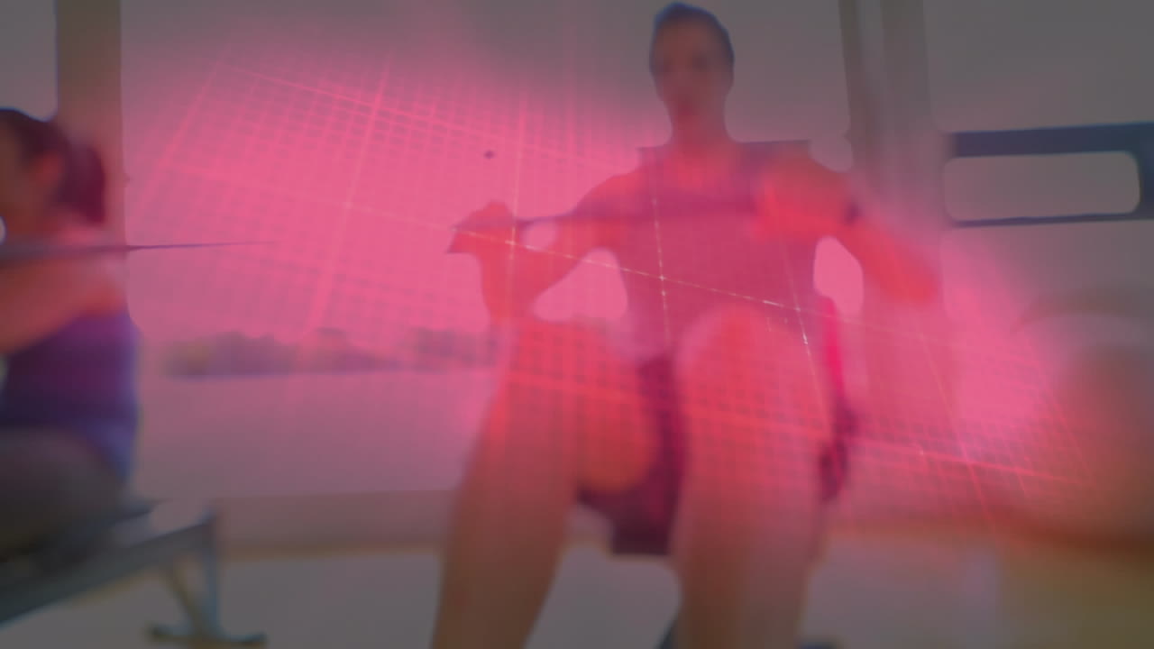 animación del ritmo cardíaco sobre hombre caucásico borroso realizando cable de fila sentado en el gimnasio