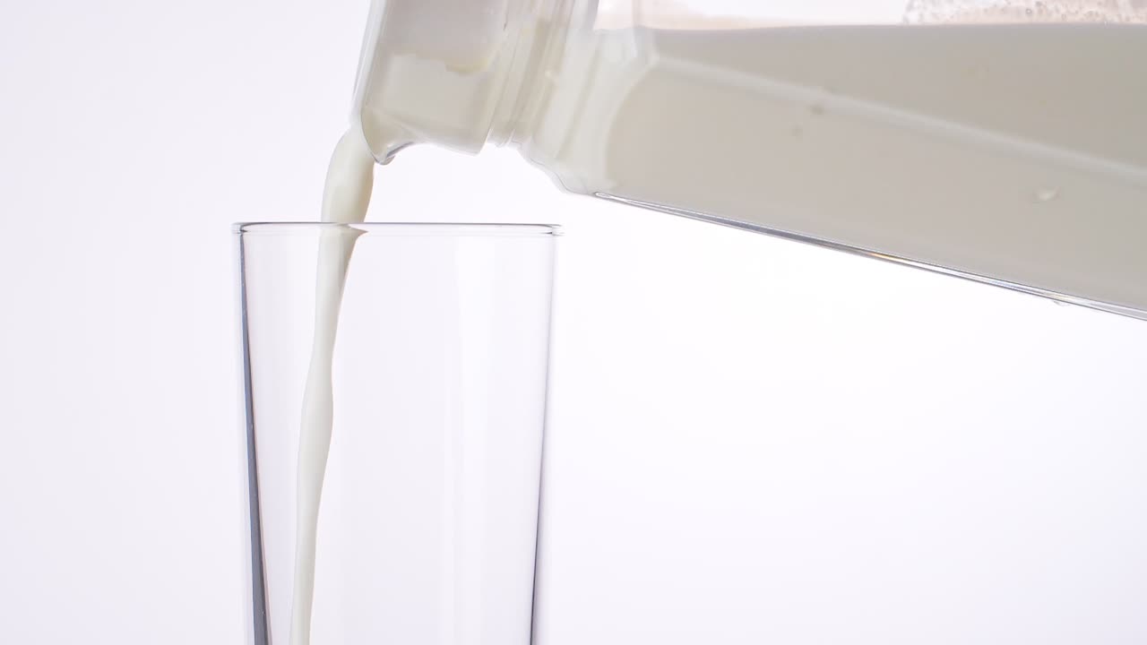 vertiendo leche en un vaso