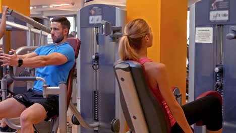 Fitte-Leute,-Die-Im-Fitnessstudio-Trainieren