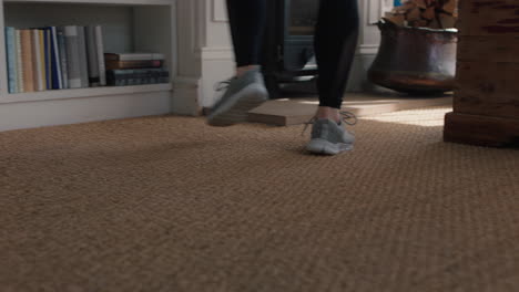 Mujer-Joven-Feliz-Bailando-En-Casa-Divirtiéndose-Celebrando-Con-Un-Divertido-Movimiento-De-Baile-Lunar-Disfrutando-De-La-Libertad-El-Fin-De-Semana-En-Imágenes-De-4k